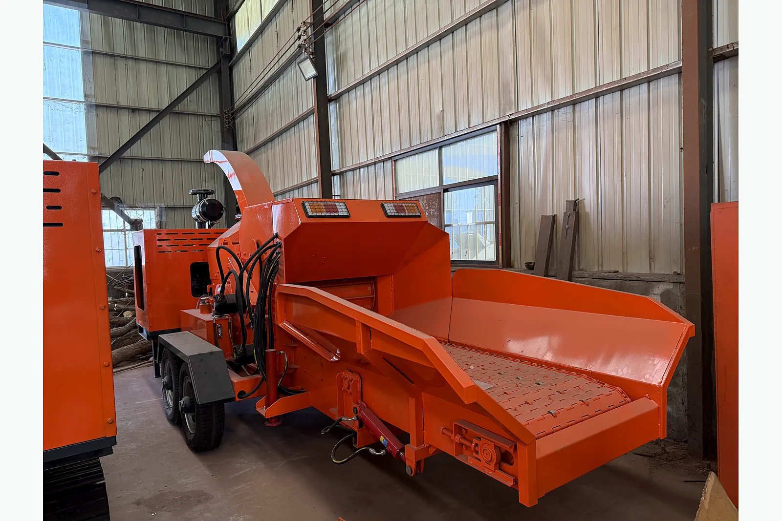 Mobile wood chipper manufacturing detail